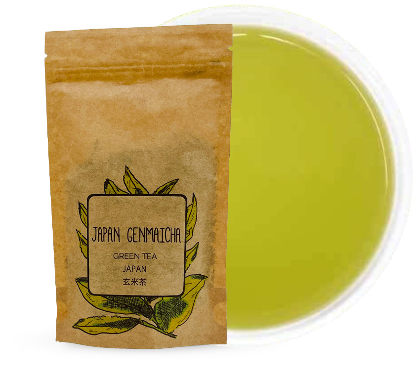 **Japan Genmaicha** to unikalna zielona herbata, która łączy w sobie klasyczne liście zielonej herbaty sencha z prażonym ryżem. Jest to jedna z najbardziej charakterystycznych herbat japońskich, która wyróżnia się nie tylko swoim wyjątkowym smakiem, ale także interesującą historią. Nazywana często „herbatą ludową”, Genmaicha była początkowo spożywana przez biedniejsze warstwy społeczne, gdyż dodatek ryżu obniżał koszty herbaty. Z czasem jednak zyskała popularność wśród wszystkich miłośników herbaty, stając się jednym z ulubionych napojów w Japonii i na całym świecie.
### Cechy charakterystyczne
**Smak** herbaty Genmaicha to harmonijne połączenie delikatnej, roślinnej nuty zielonej herbaty z orzechowym, lekko dymnym smakiem prażonego ryżu. Ryż dodaje naparowi subtelną słodycz i wyjątkowy charakter, dzięki czemu herbata ta jest zbalansowana, lekka i bardzo przyjemna do picia. Smak Genmaichy jest łagodny, dzięki czemu jest ona doskonałym wyborem dla osób, które preferują delikatniejsze herbaty, ale jednocześnie poszukują czegoś oryginalnego. W wyniku prażenia ryżu niektóre jego ziarna pękają, przypominając popcorn, co nadaje naparowi ciekawe nuty smakowe i dodatkowy aromat.
**Aromat** Genmaichy to intrygujące połączenie świeżych, trawiastych nut zielonej herbaty z intensywnym, orzechowym zapachem prażonego ryżu. Już po otwarciu opakowania uwalnia się wyjątkowy, ciepły zapach, który w czasie parzenia staje się jeszcze bardziej wyrazisty. Aromat ten jest jednocześnie świeży i głęboki, co sprawia, że Genmaicha doskonale nadaje się na popołudniowe relaksujące chwile.
**Napar** z Genmaichy ma jasny, złocisto-zielony kolor, który jest typowy dla zielonych herbat. Napar jest klarowny, a dodatek ryżu nadaje mu lekką słodycz, która idealnie współgra z delikatnie roślinnym smakiem senchy. 